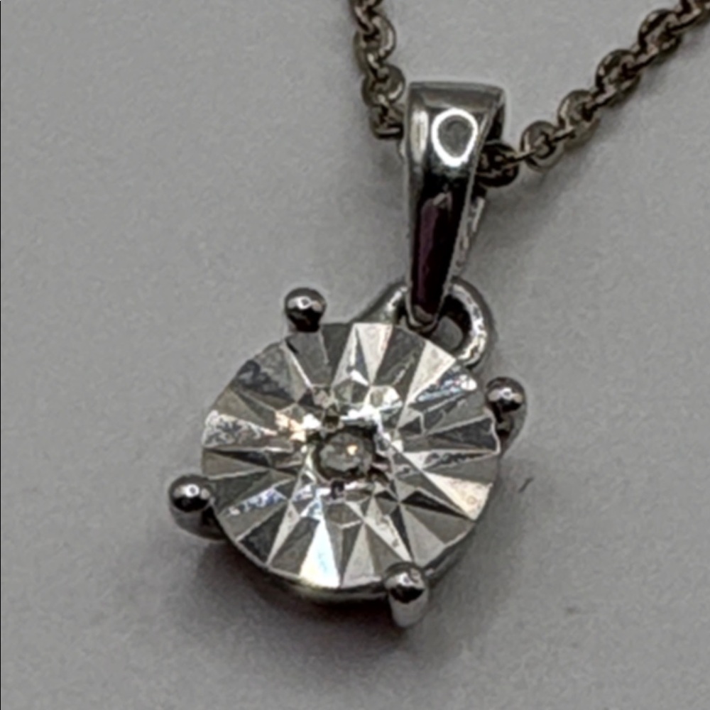 Elegant Silver Necklace with Sparkling Pendant Diamond Chip Pendant NWOTS 925